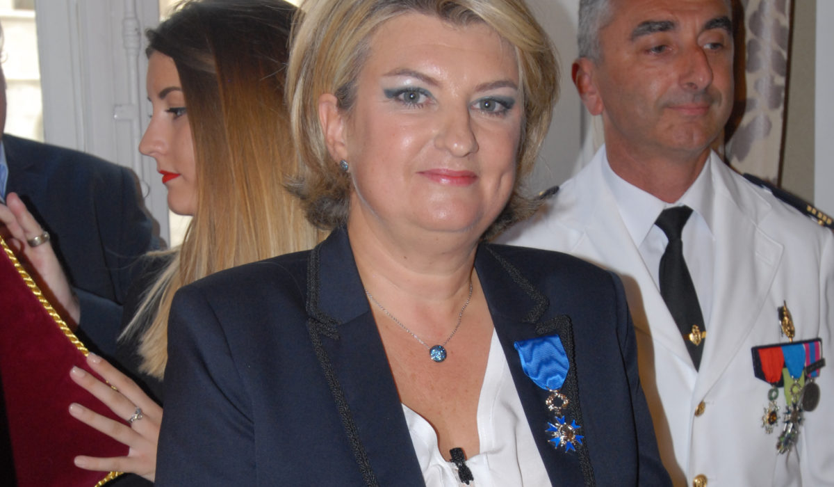 Anne Benedetti reçoit les insignes de Chevalier de l’Ordre National du Mérite